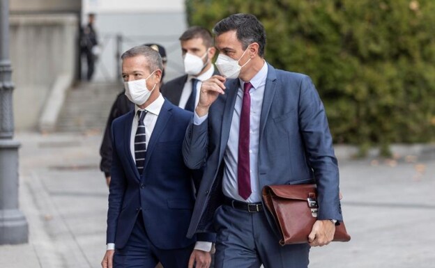 Sánchez, junto al presidente del Senado, ander Gil; a su llegada a la Cámara alta para la conferencia de presidentes. 