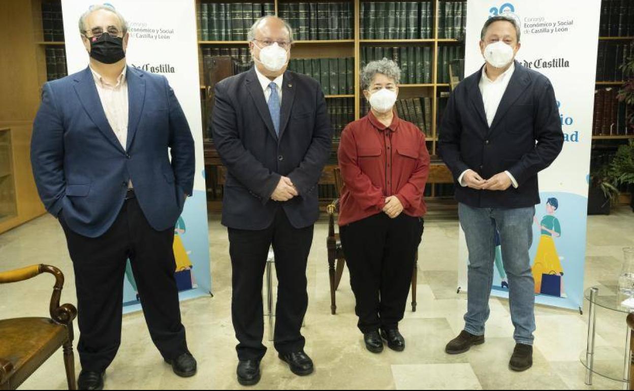 José Antonio Salvador Insúa, Enrique Cabero, Inmaculada Cid y Adolfo Sáinz, en la Hemeroteca del diario El Norte de Castilla, en la que se desarrolló la mesa redonda.