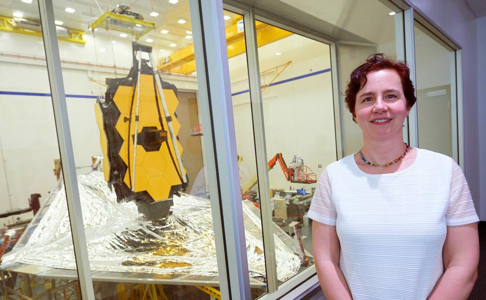 La astrofísica española Macarena Garcia Marín, junto al telescopio espacial James Webb.