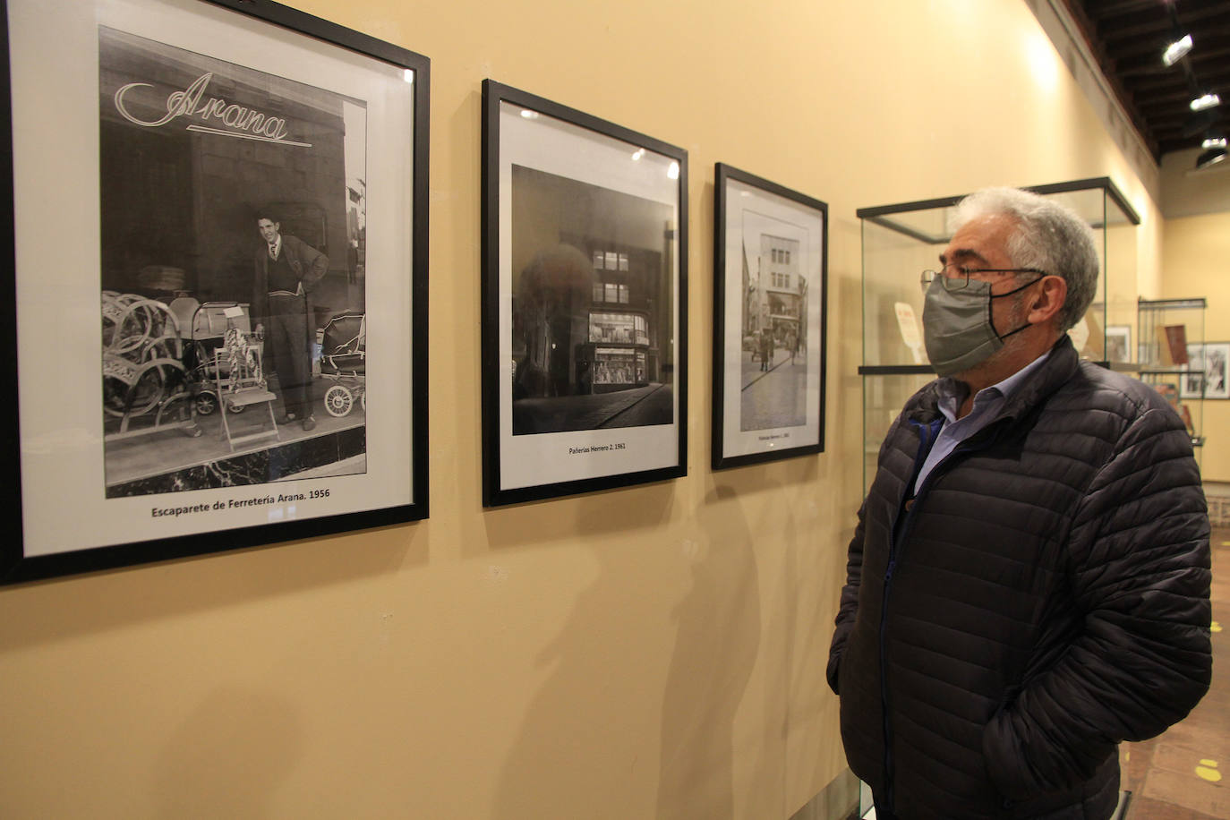 Un hombre observa alguna de las fotografías de la exposición.