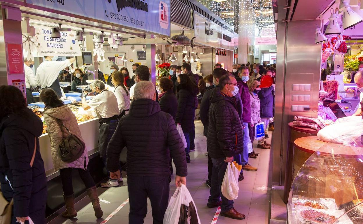 Compras navideñas en el mercado del Val.