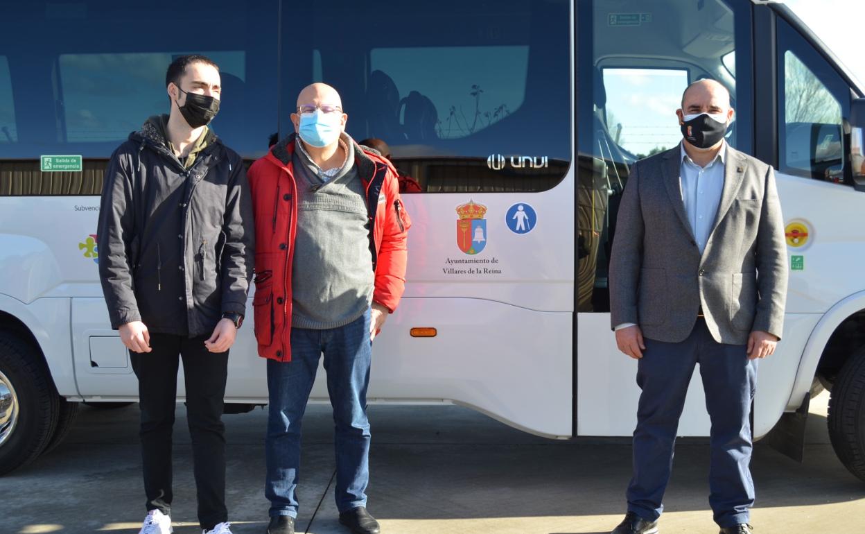 Miembros de ASPACE con el Alcalde de Villares de la Reina posando junto al microbús. 