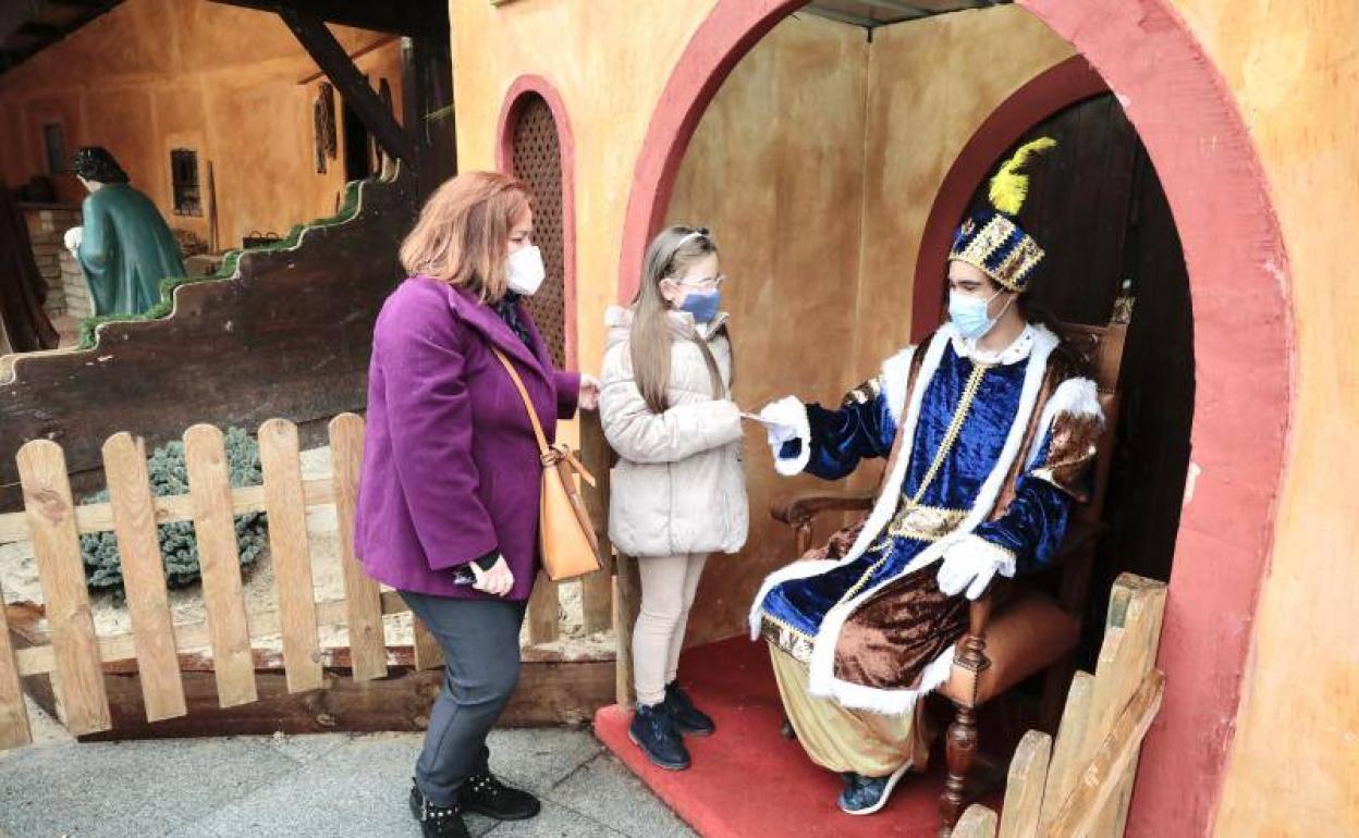El Cartero Real ya espera a los niños y niñas junto al Belén de la Plaza Mayor, ante el Ayuntamiento.