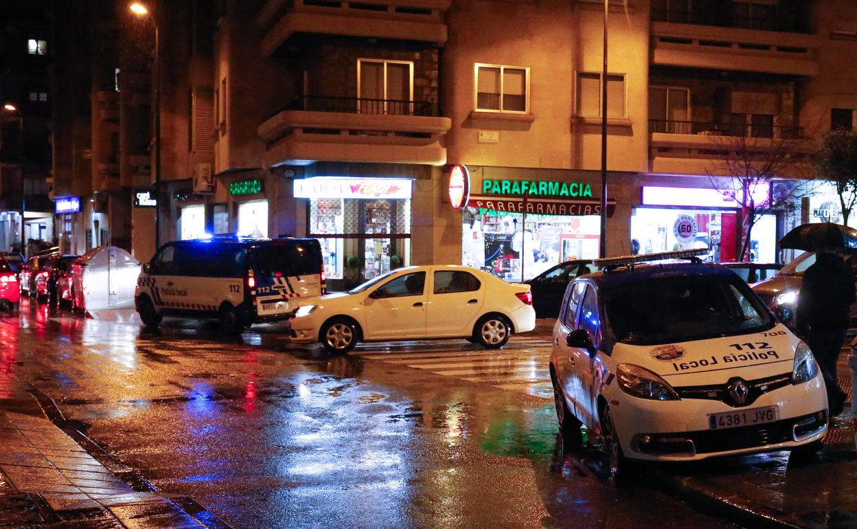 Coches de Policiía durante un suceso en Salamanca. 