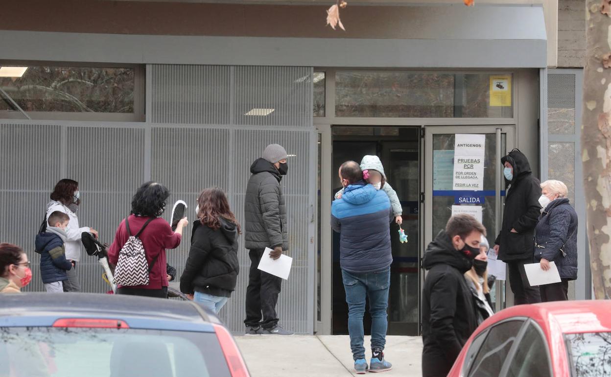 Colas para la toma de muestras para covid en el centro de salud de la calle Cigüeña. 