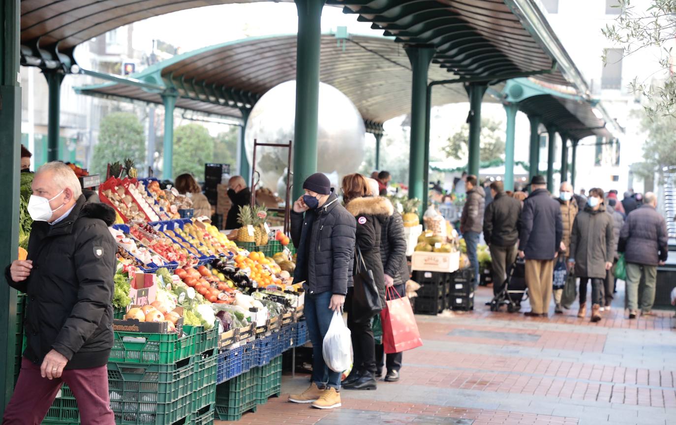 Los vallisoletanos aprovechan el día de Nochebuena para hacer las últimas compras. 