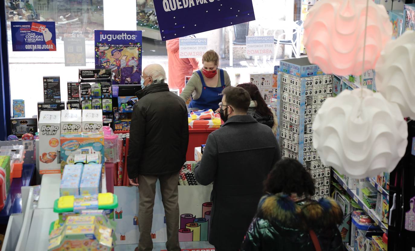 Los vallisoletanos aprovechan el día de Nochebuena para hacer las últimas compras. 