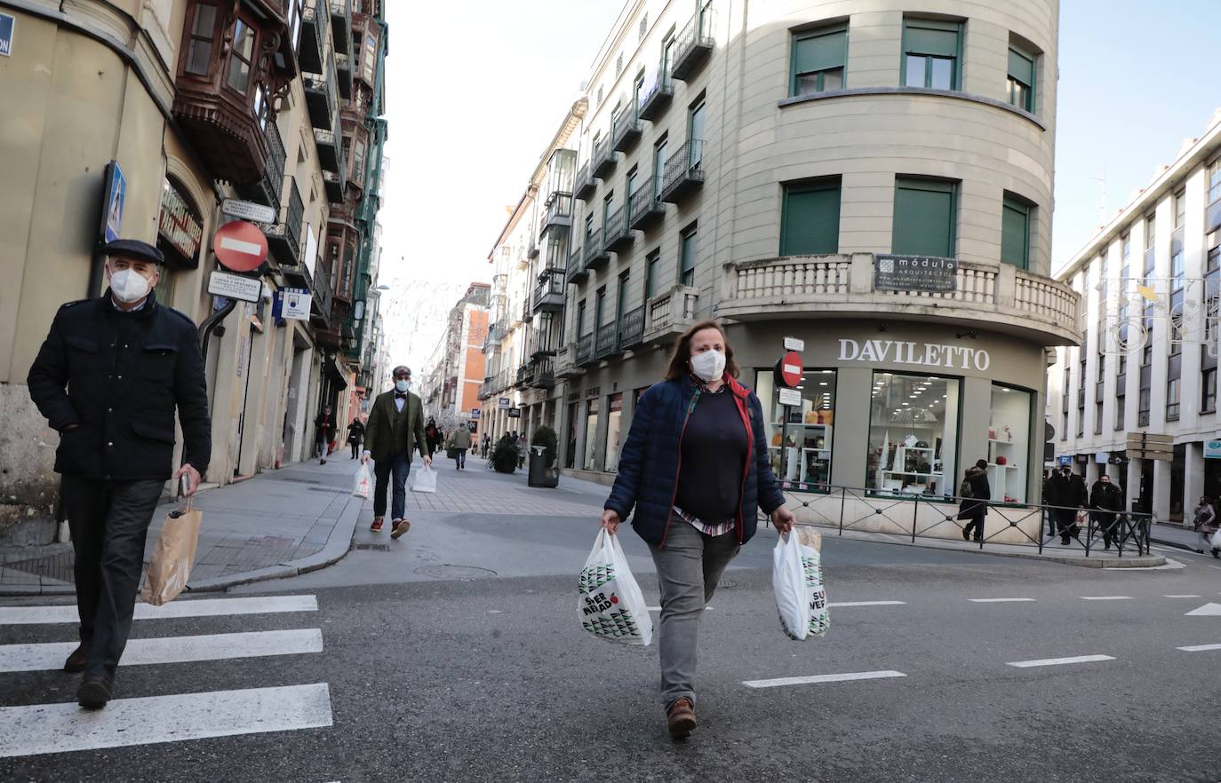Los vallisoletanos aprovechan el día de Nochebuena para hacer las últimas compras. 
