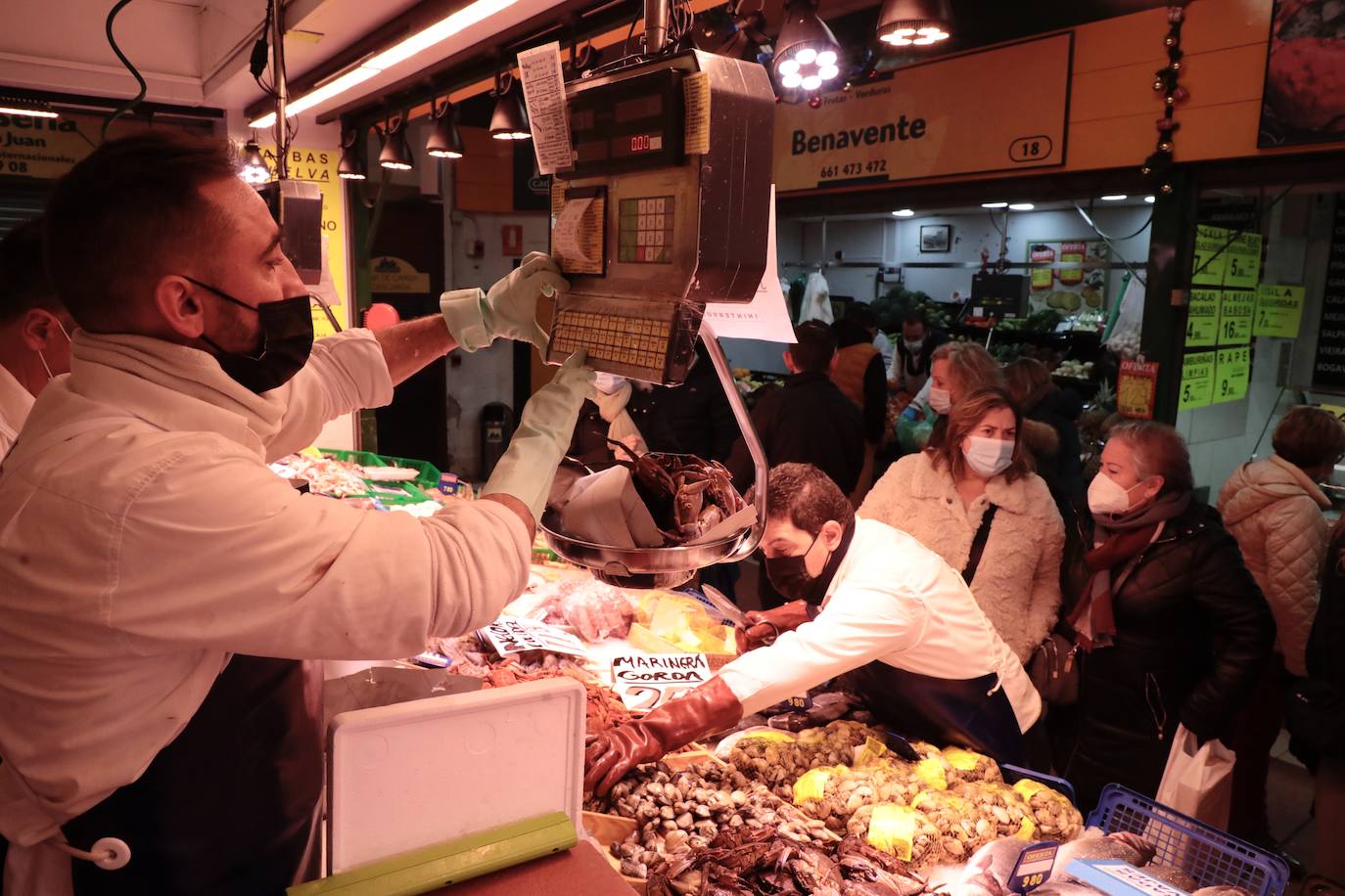 Los vallisoletanos aprovechan el día de Nochebuena para hacer las últimas compras. 