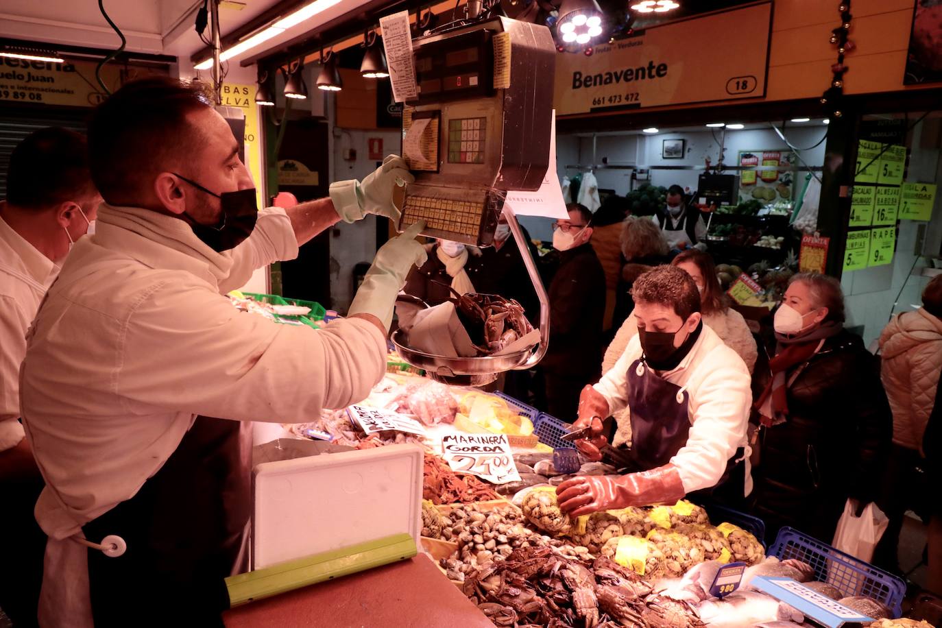 Los vallisoletanos aprovechan el día de Nochebuena para hacer las últimas compras. 