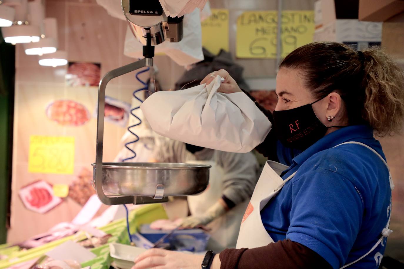 Los vallisoletanos aprovechan el día de Nochebuena para hacer las últimas compras. 
