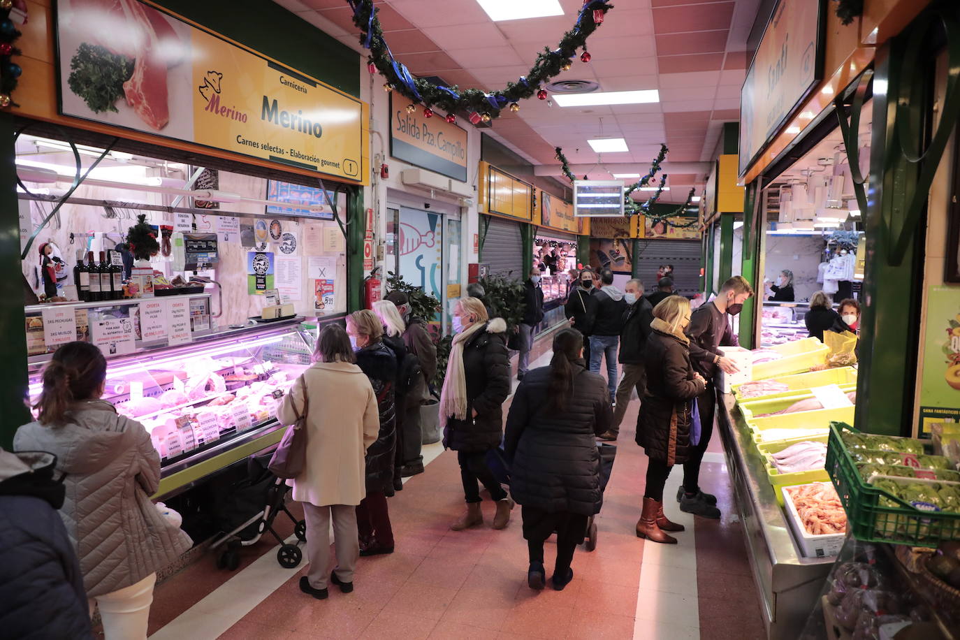 Los vallisoletanos aprovechan el día de Nochebuena para hacer las últimas compras. 