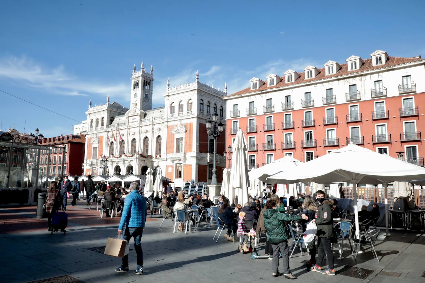 Los vallisoletanos aprovechan el día de Nochebuena para hacer las últimas compras. 