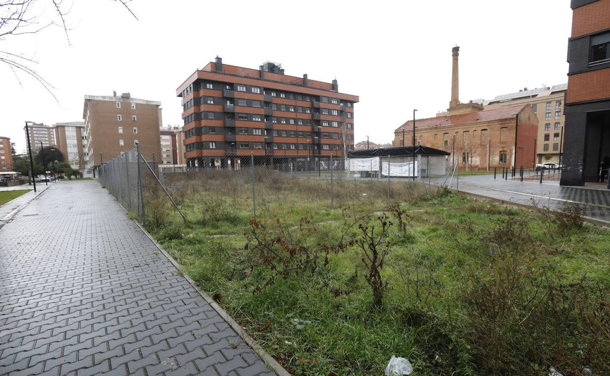 Parcelas y edificios residenciales en Pan y Guindas, con la Alcoholera al fondo. 