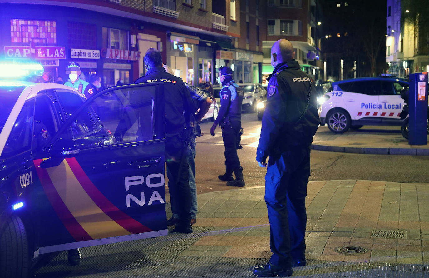 Los agentes conducen al agresor a un coche policial. 