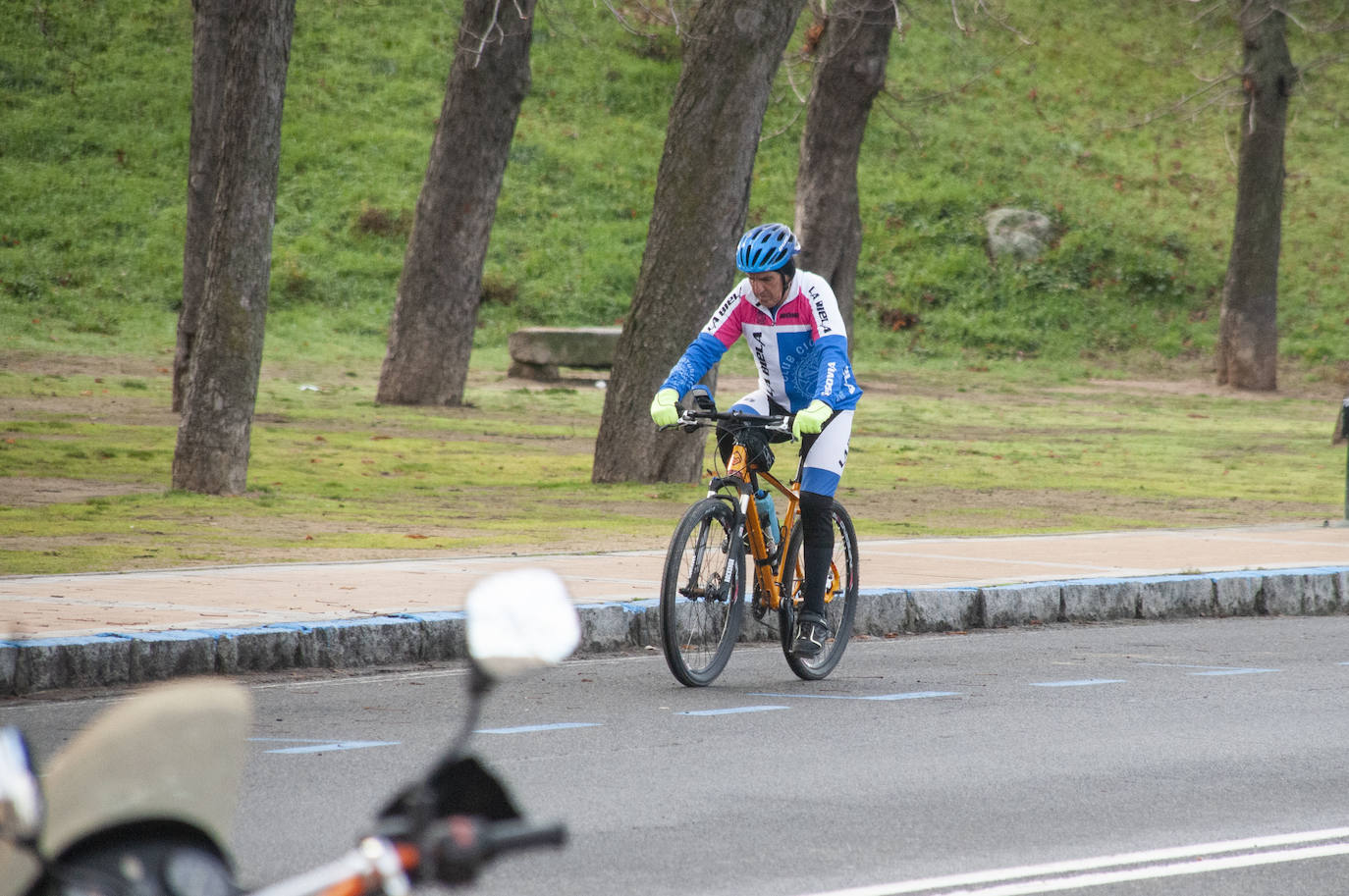 Los segovianos vuelven a llevar la mascarilla en la calle.