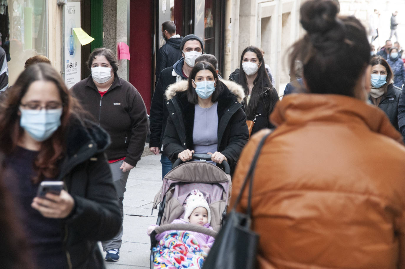Los segovianos vuelven a llevar la mascarilla en la calle.