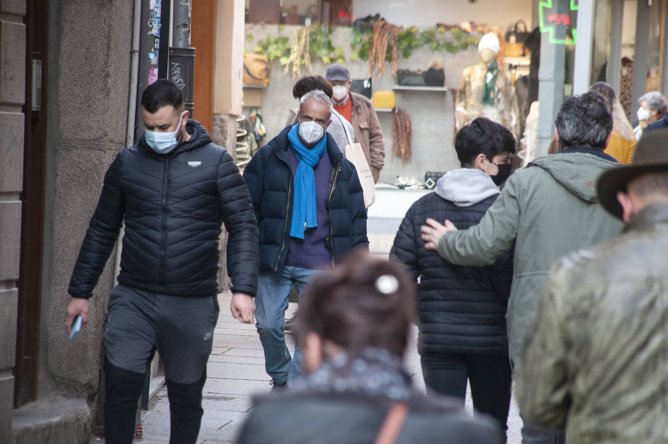 Los segovianos vuelven a llevar la mascarilla en la calle.