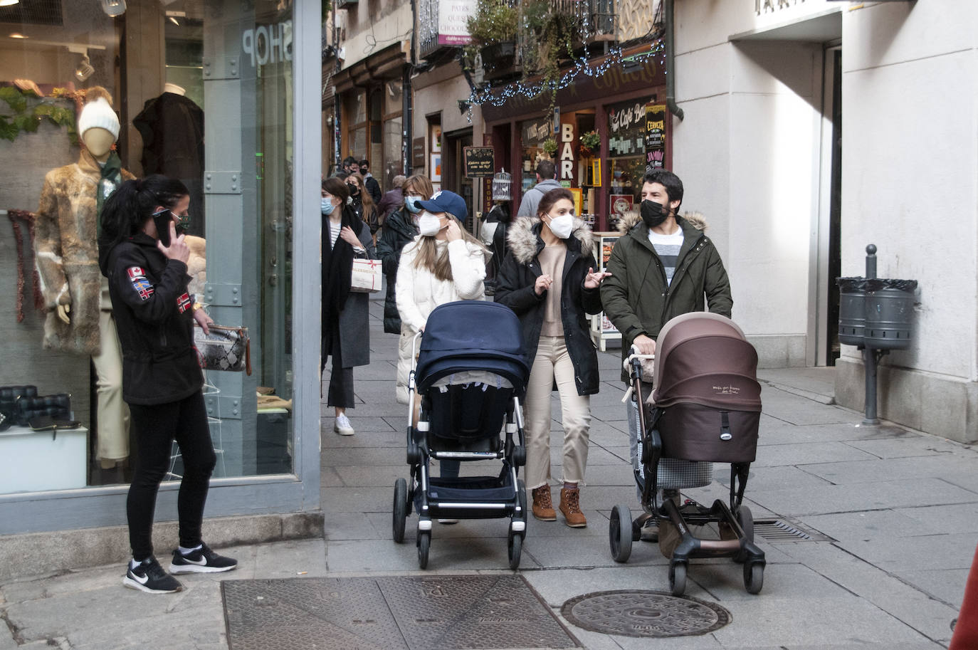 Los segovianos vuelven a llevar la mascarilla en la calle.