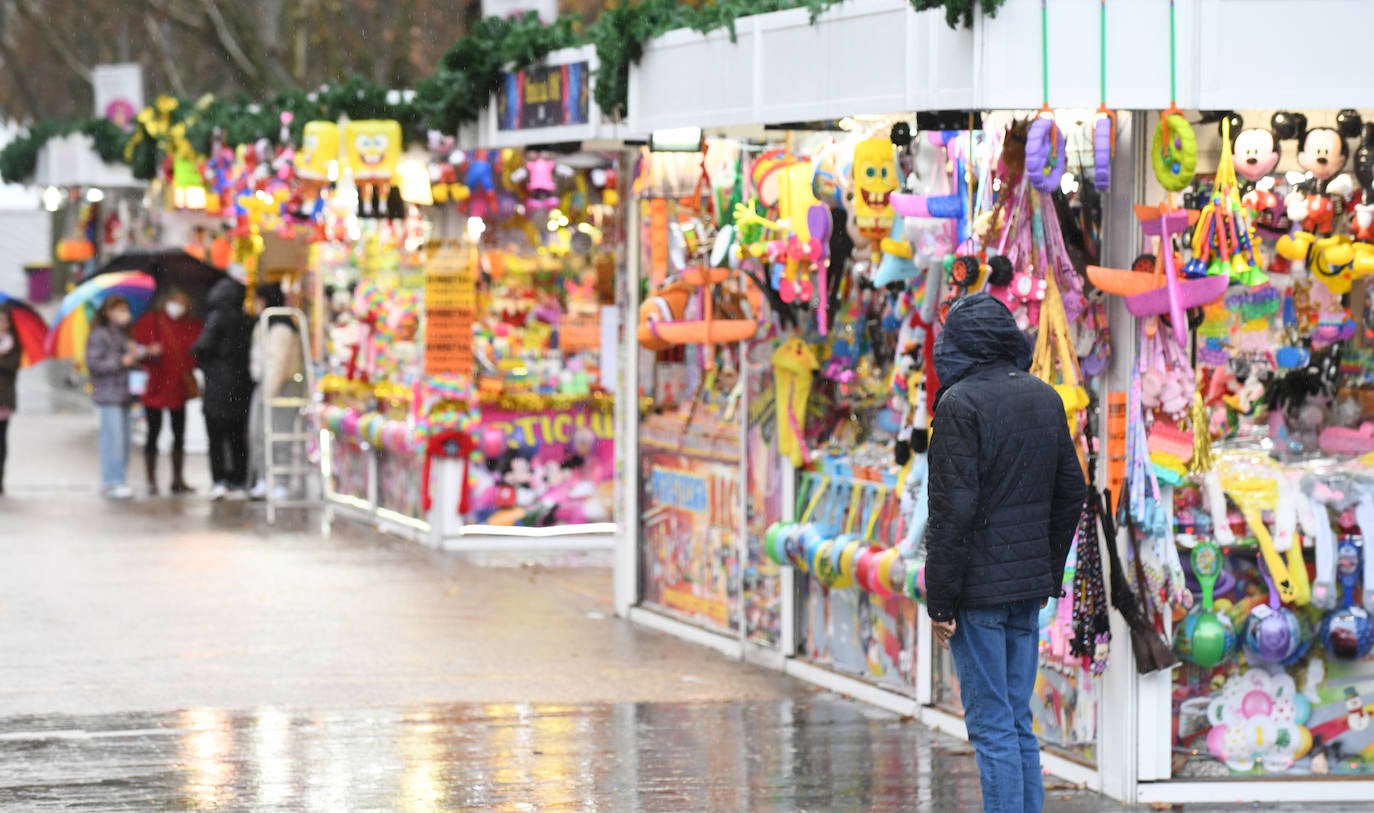 Fotos: La lluvia desluce el ambiente navideño en Valladolid