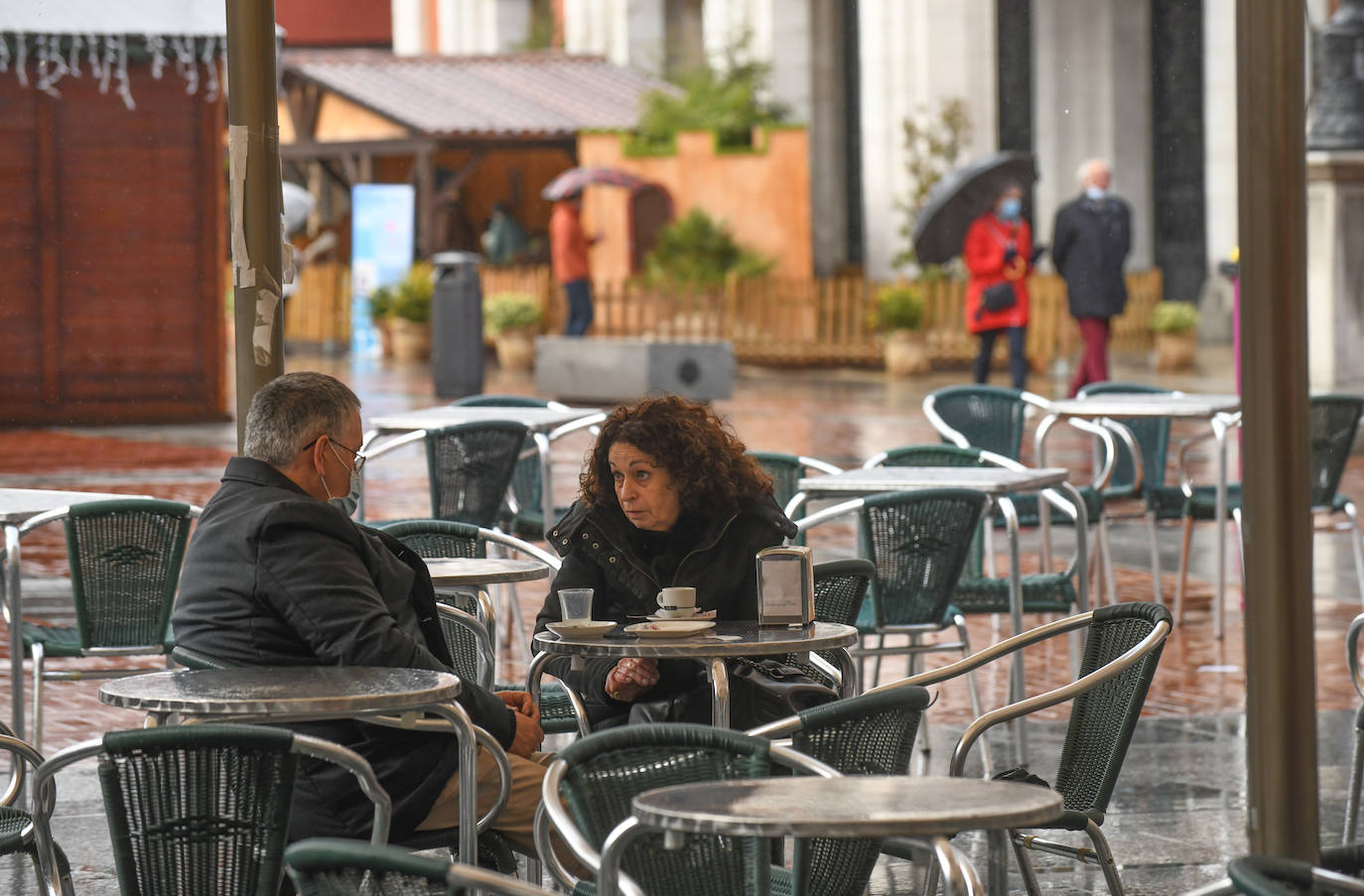 Fotos: La lluvia desluce el ambiente navideño en Valladolid