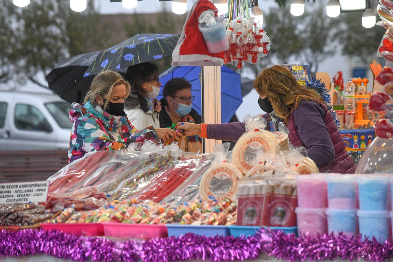 Fotos: La lluvia desluce el ambiente navideño en Valladolid