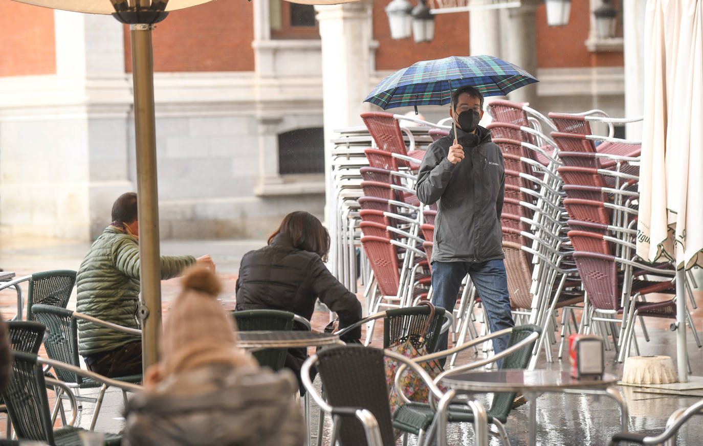 Fotos: La lluvia desluce el ambiente navideño en Valladolid