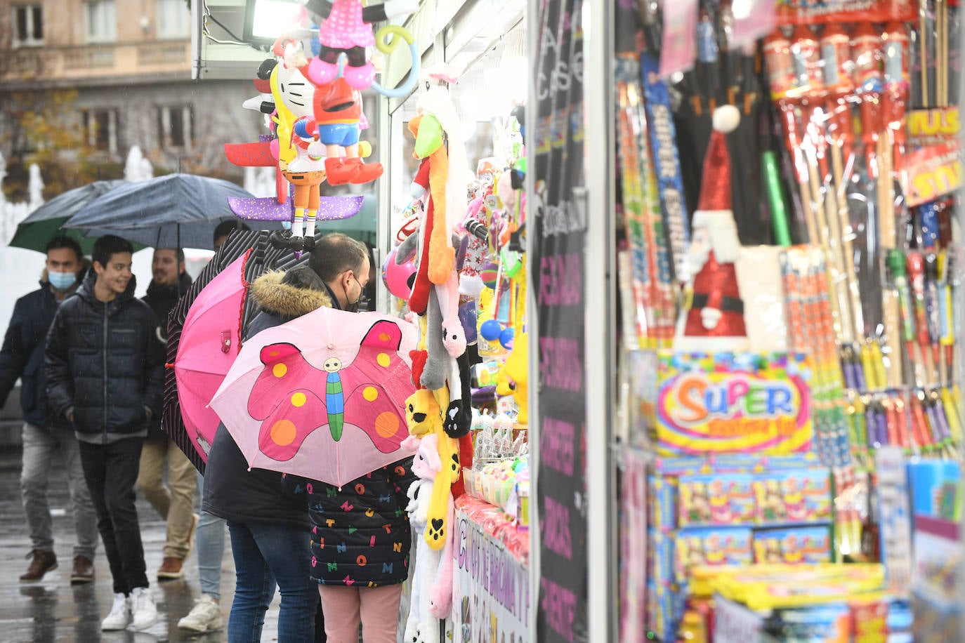 Fotos: La lluvia desluce el ambiente navideño en Valladolid