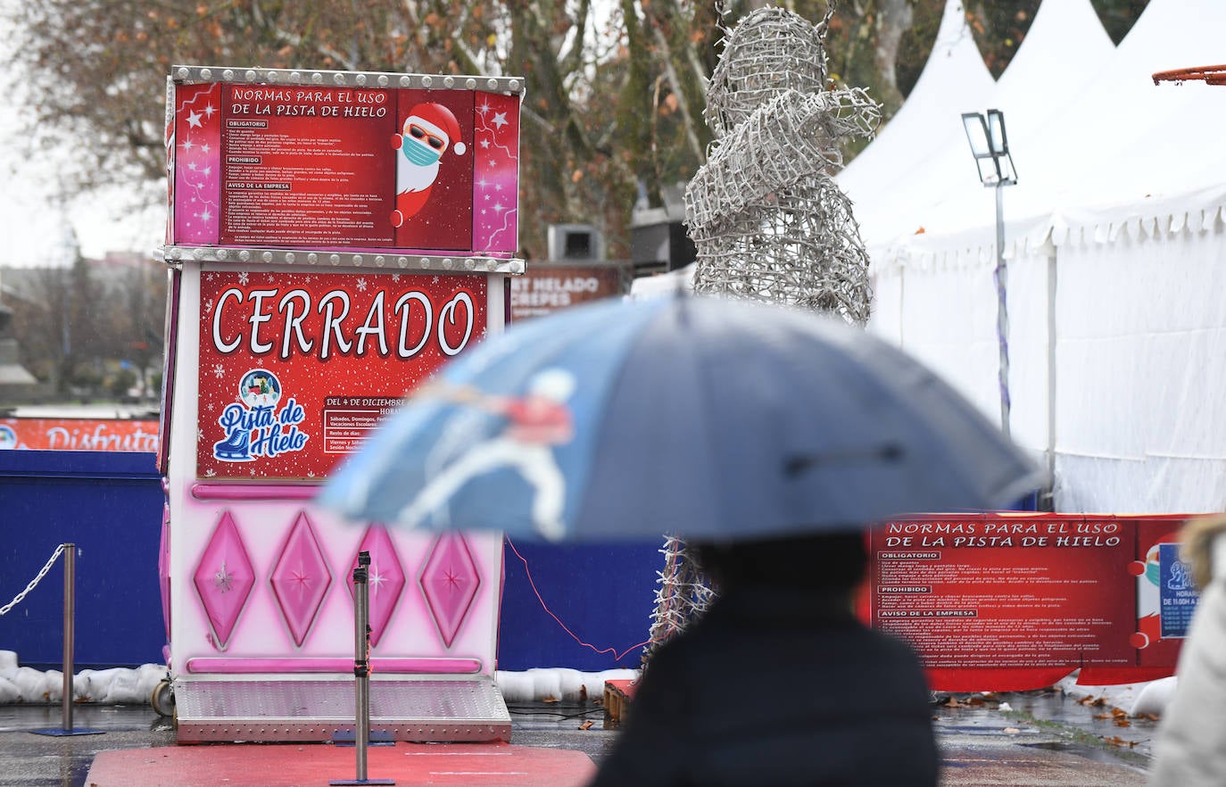 Fotos: La lluvia desluce el ambiente navideño en Valladolid