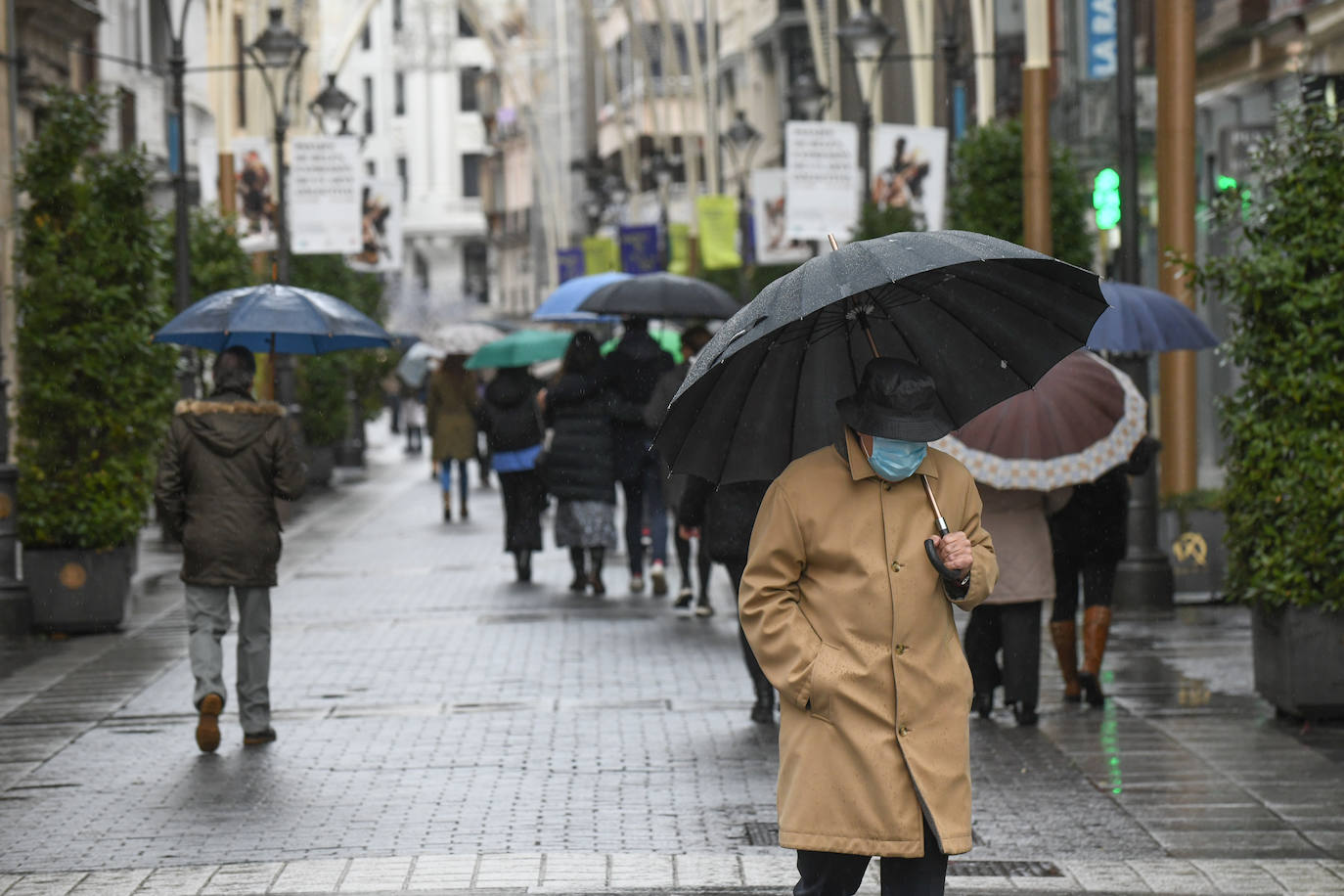 Fotos: La lluvia desluce el ambiente navideño en Valladolid