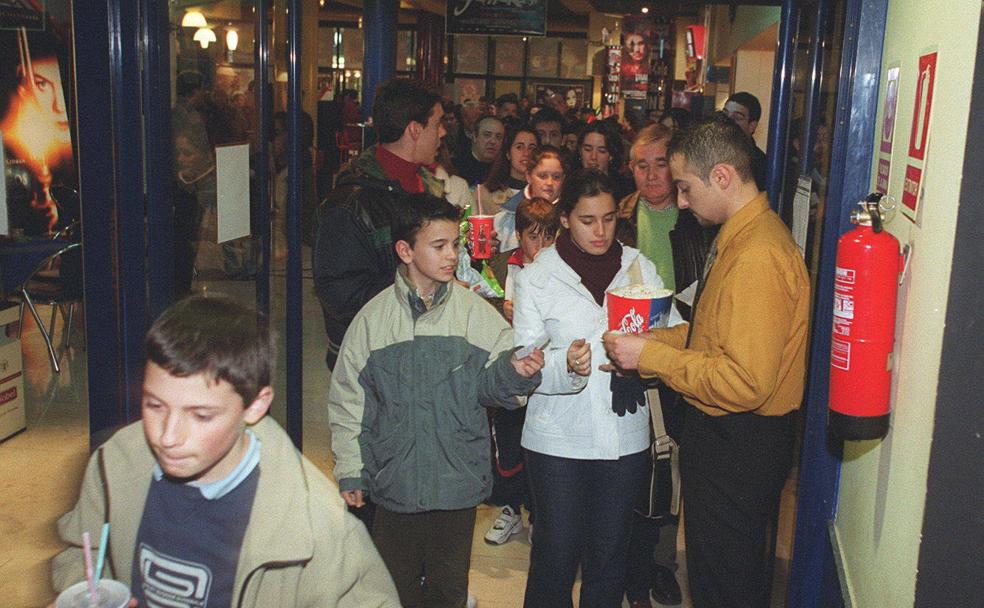 Varios espectadores entran en noviembre de 2001 en los cines Broadway para asistir al estreno de 'Harry Potter y la piedra filosofal'. 