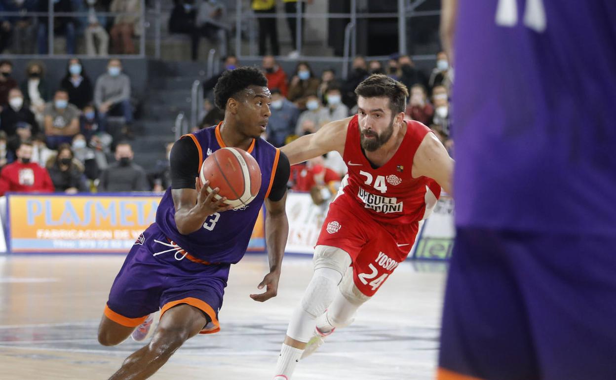 Micah Speigh ante Josep Franch del Girona, en el último partido en casa del equipo morado. 