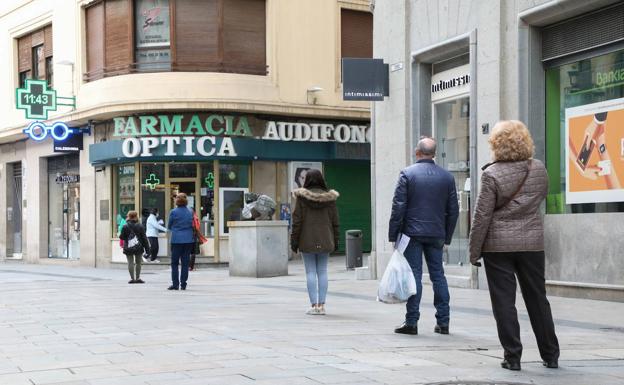 Colas interminables en farmacias y test agotados en unas navidades pandémicas en Valladolid