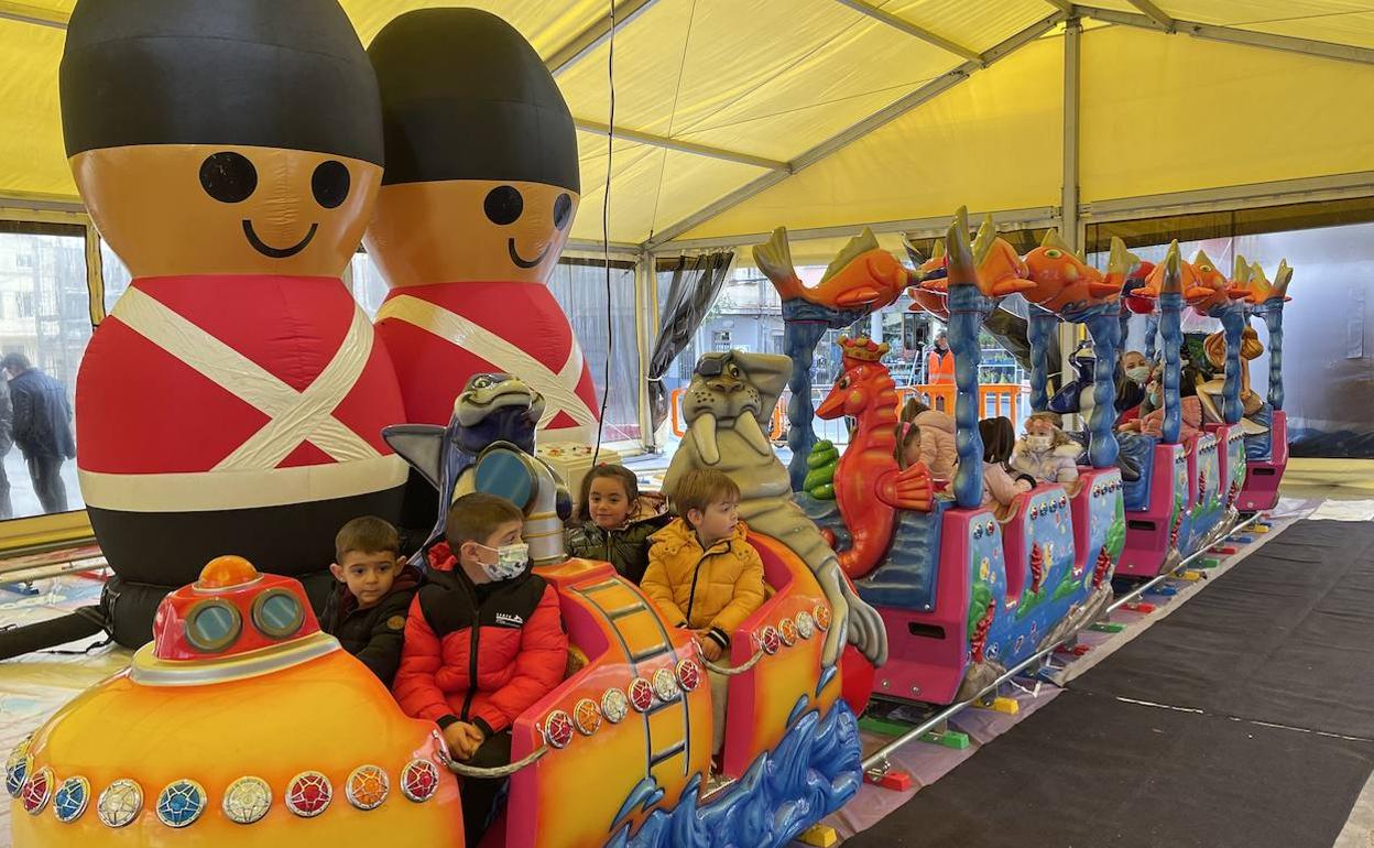 Los niños y niñas disfrutan del tren de Navidad en Guijuelo. 