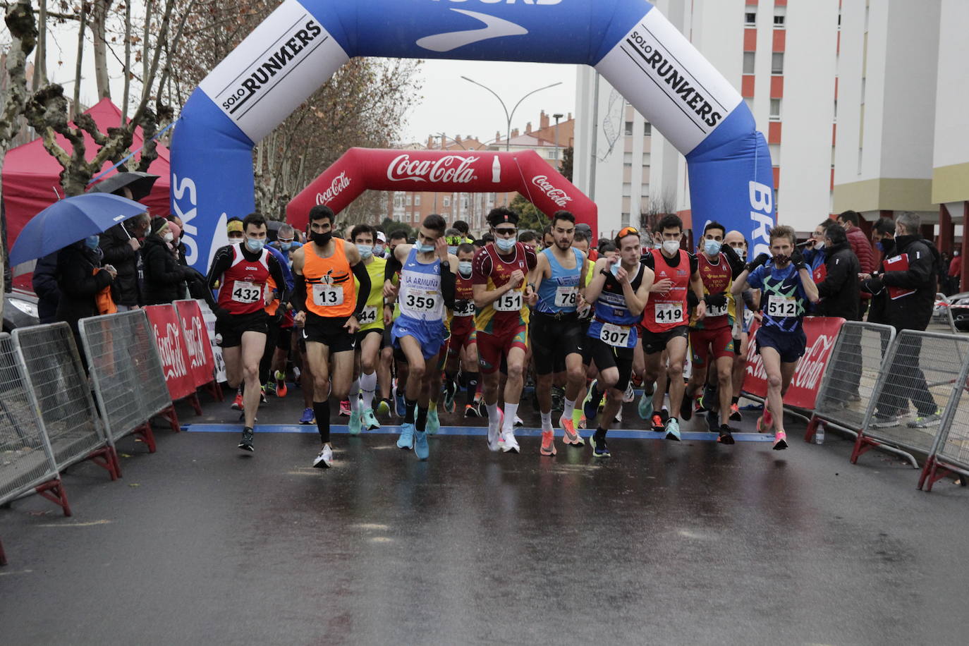 Fotos: Carrera del Pavo participativa y pasada por agua en Laguna de Duero