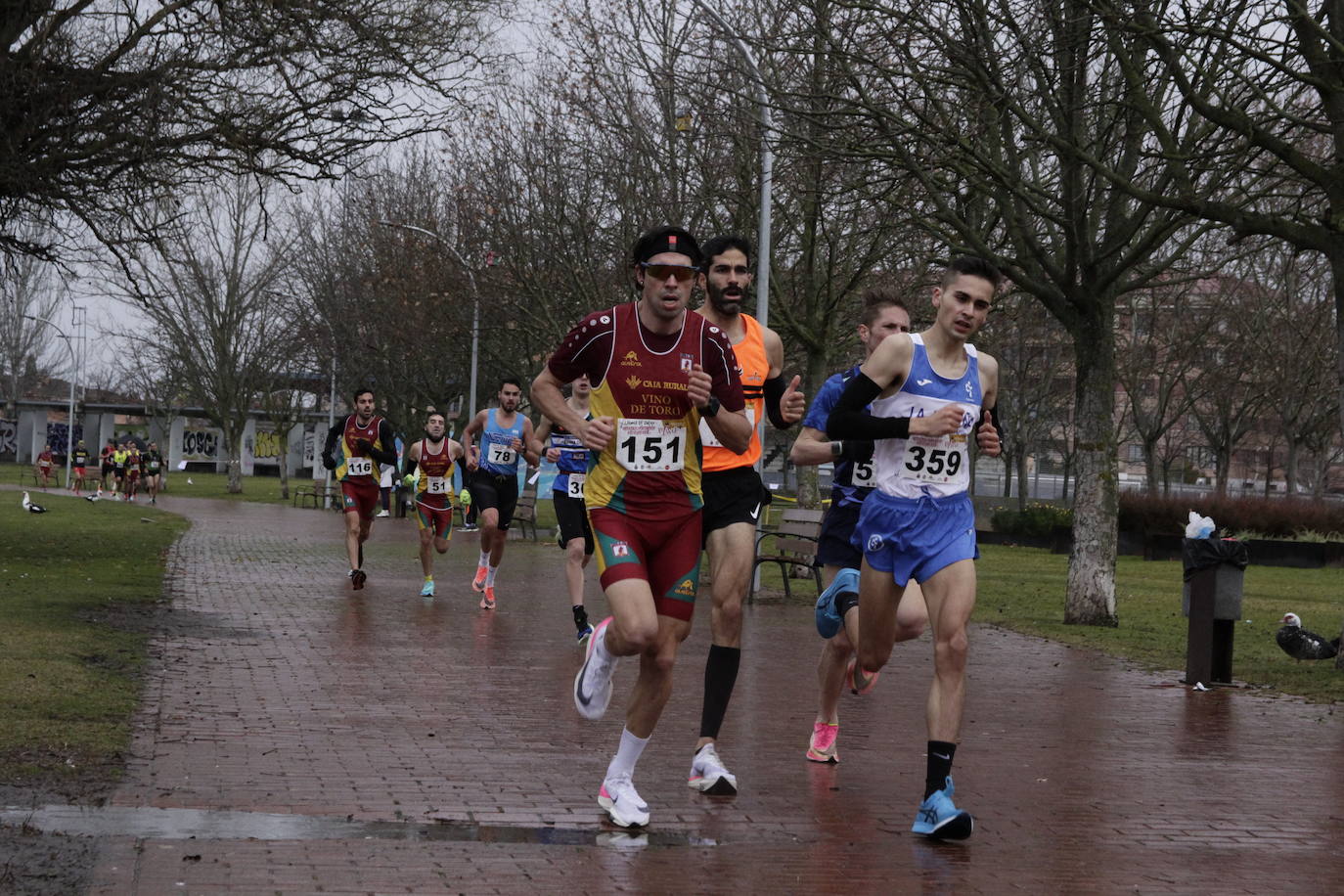 Fotos: Carrera del Pavo participativa y pasada por agua en Laguna de Duero