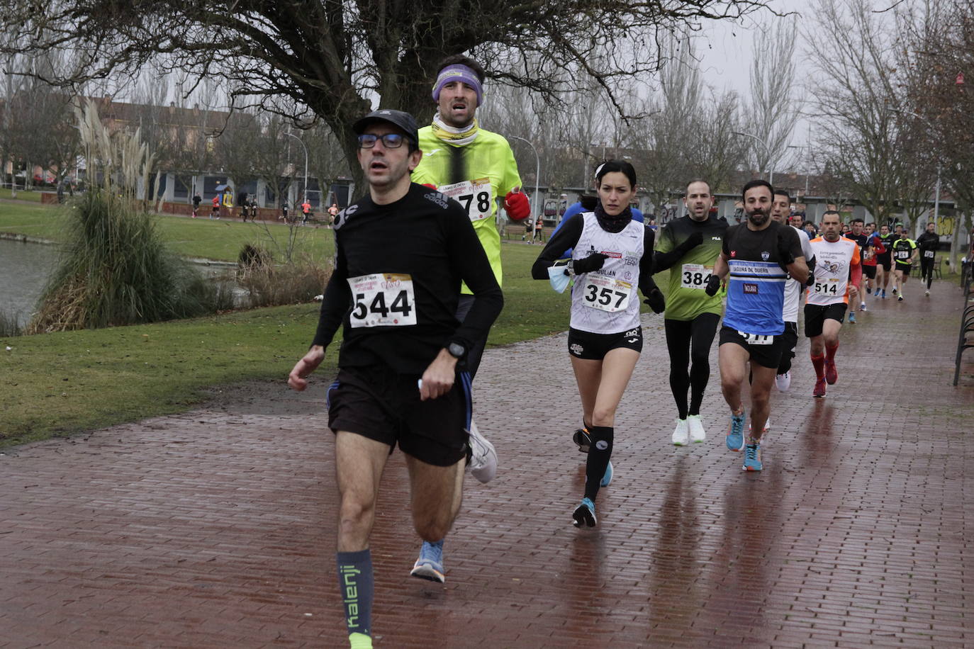 Fotos: Carrera del Pavo participativa y pasada por agua en Laguna de Duero