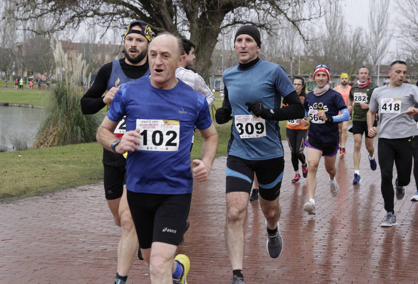 Fotos: Carrera del Pavo participativa y pasada por agua en Laguna de Duero