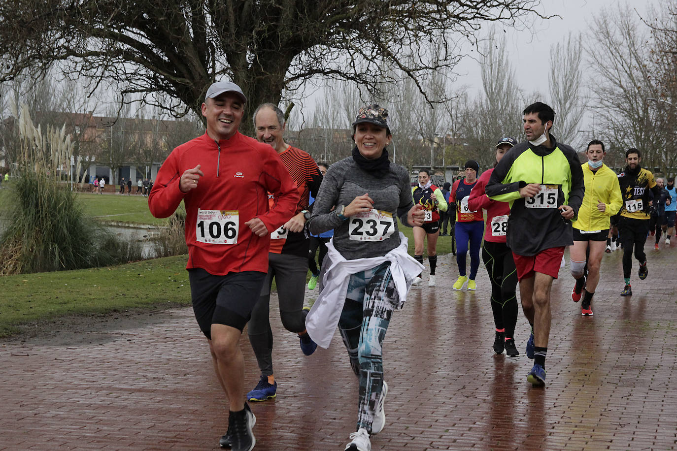 Fotos: Carrera del Pavo participativa y pasada por agua en Laguna de Duero