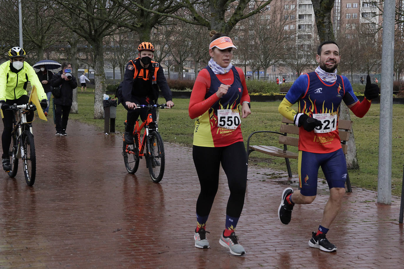 Fotos: Carrera del Pavo participativa y pasada por agua en Laguna de Duero