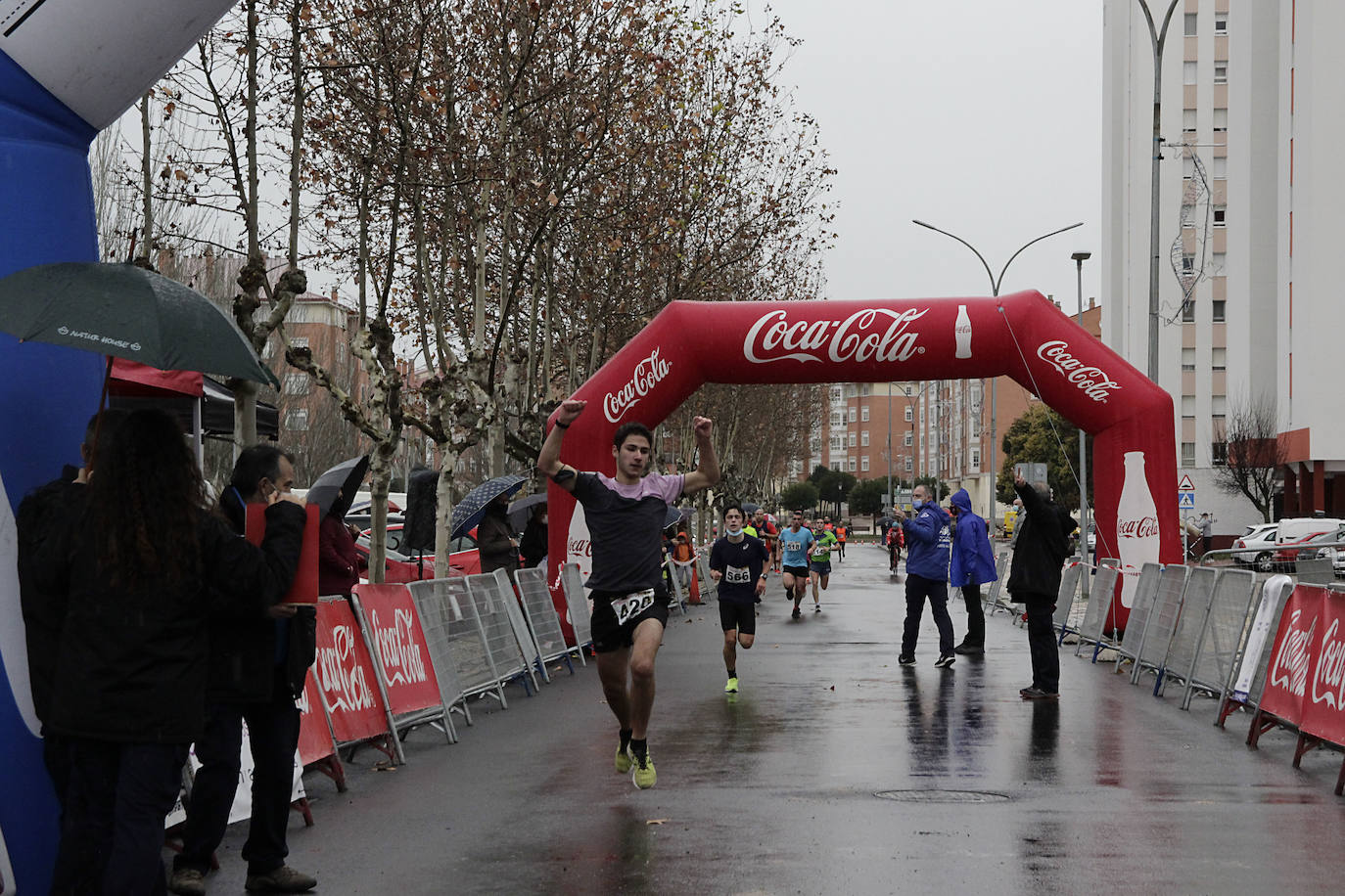 Fotos: Carrera del Pavo participativa y pasada por agua en Laguna de Duero