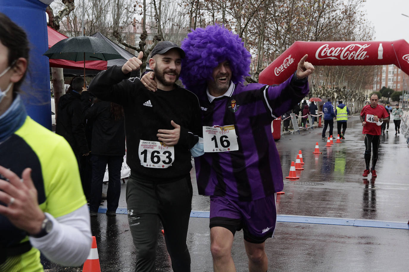Fotos: Carrera del Pavo participativa y pasada por agua en Laguna de Duero