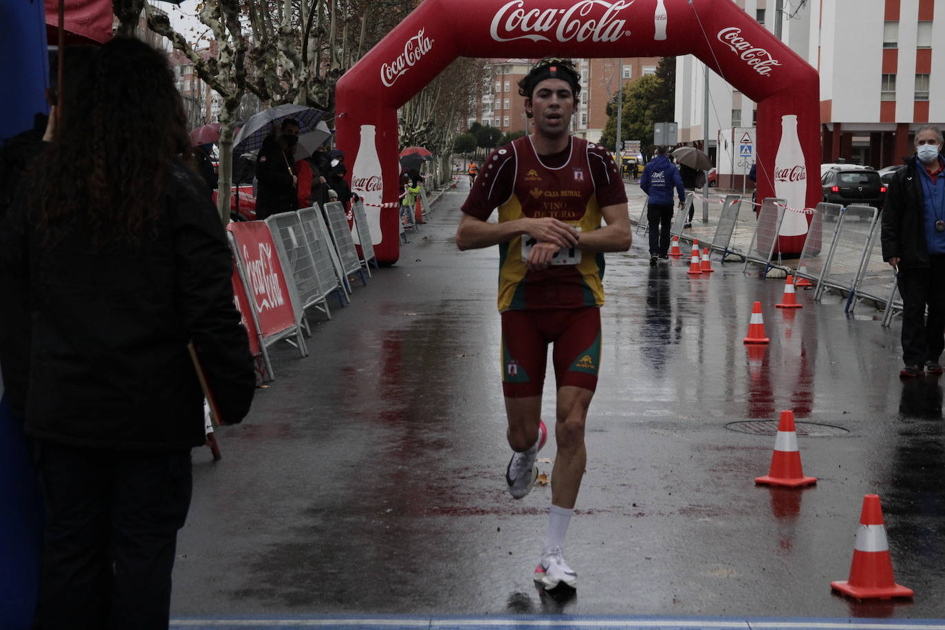Fotos: Carrera del Pavo participativa y pasada por agua en Laguna de Duero