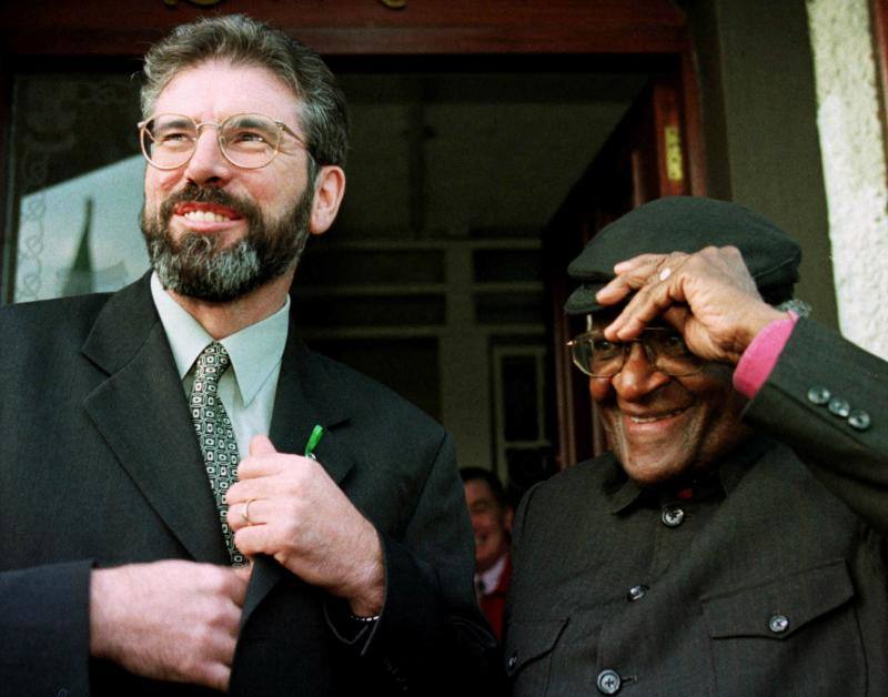 El presidente del Sinn Fein, Gerry Adams, con el arzobispo sudafricano en 2006, tras reunirse en la sede del Sinn Fein, durante la visita de Desmond Tutu a Irlanda del Norte para promover la paz.