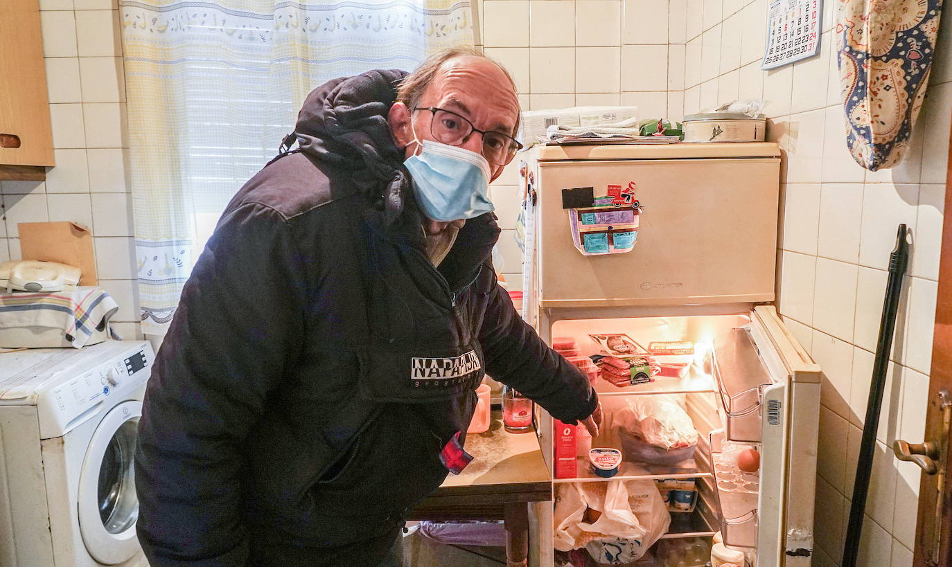 Solidaridad que llena la nevera. Carlos San Miguel recibió de cientos vallisoletanos comida para combatir su situación económica.