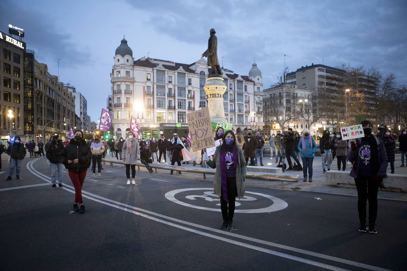 El 8-M se moviliza contra el desempleo. Los colectivos de mujeres protestaron en la Plaza de Zorrilla.