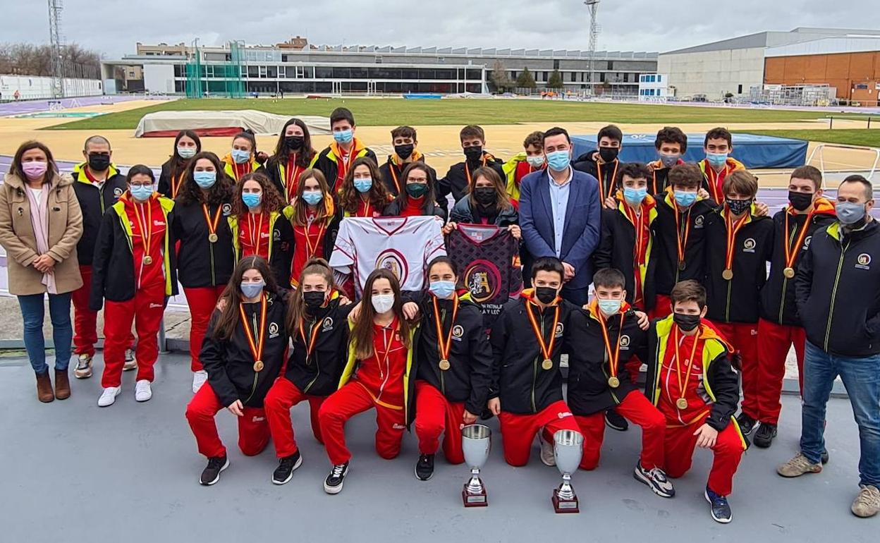 Foto de los integrantes de las dos selecciones. 