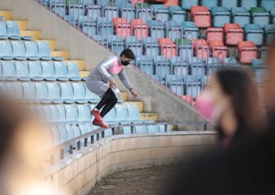 Imagen secundaria 1 - El jugador presenció parte del entrenamiento en la grada, salto al campo cuando sus compañeros hacían carrera continua y se retiró por la zona de los vestuarios después de que el club anunciara su PCR positiva. 