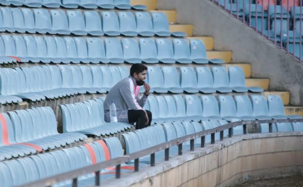 Imagen principal - El jugador presenció parte del entrenamiento en la grada, salto al campo cuando sus compañeros hacían carrera continua y se retiró por la zona de los vestuarios después de que el club anunciara su PCR positiva. 