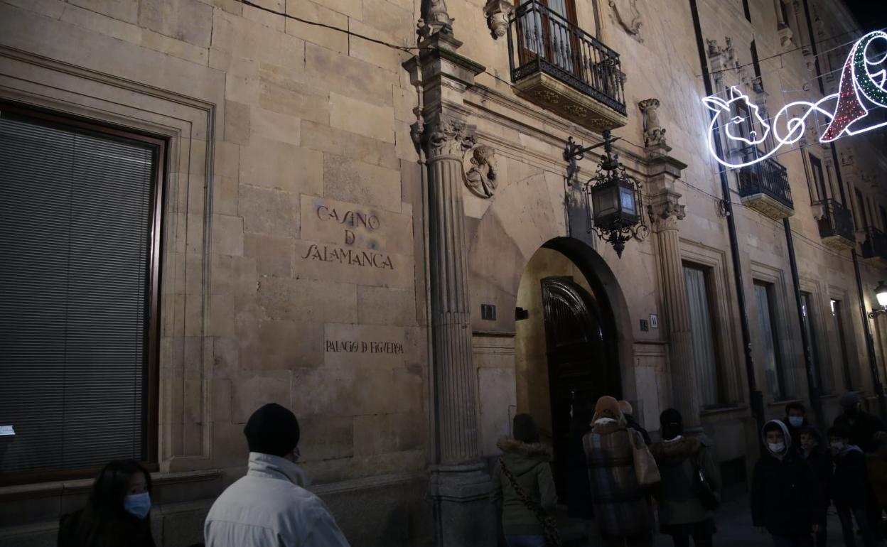 Puerta principal del Casino de Salamanca. 